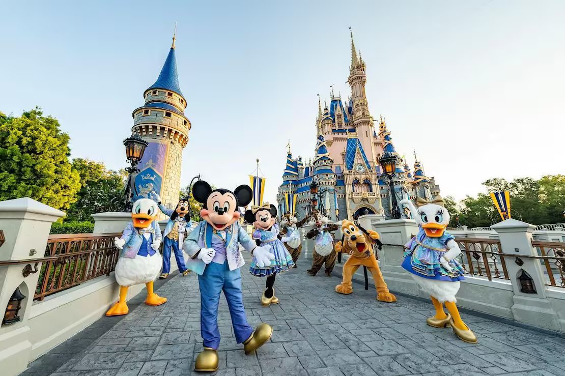Castillo de Cenicienta con Mickey y sus amigos