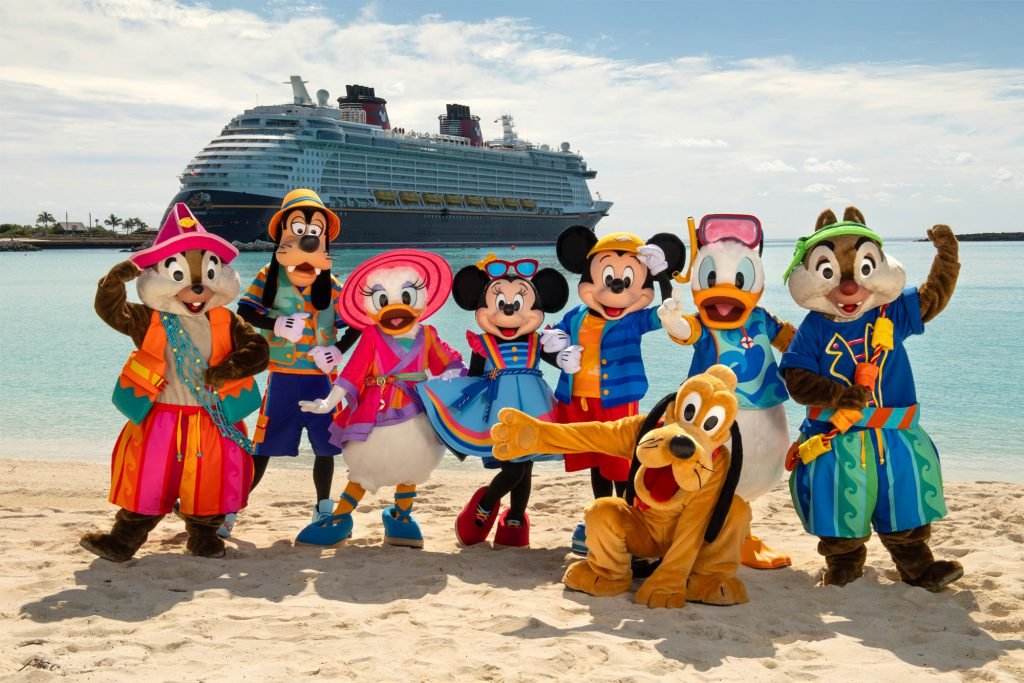 Mickey y sus amigos en la playa de Castaway Cay con el barco de Disney Cruise Line